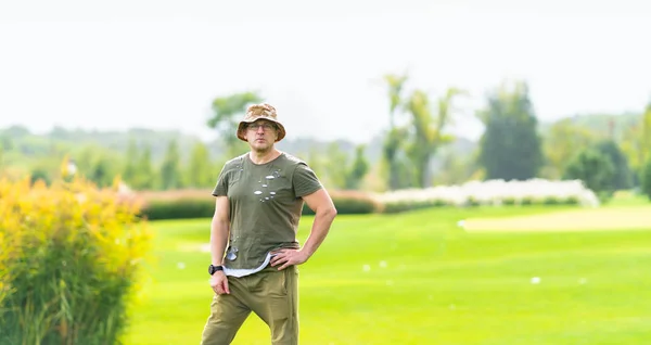 Volwassen Man Met Donkere Groene Shirt Bruine Broek Permanent Gras — Stockfoto