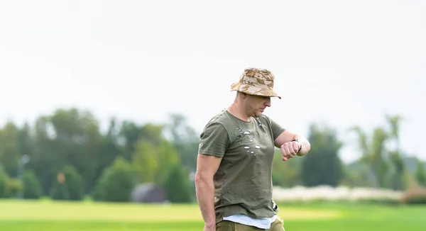 Medelålders Man Tittar Sitt Armbandsur Som Han Står Väntar Någon — Stockfoto