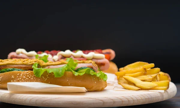 Hot Dog Podávané Pikantní Hořčicí Podávaná Křupavé Francouzské Ohně Dřevěné — Stock fotografie
