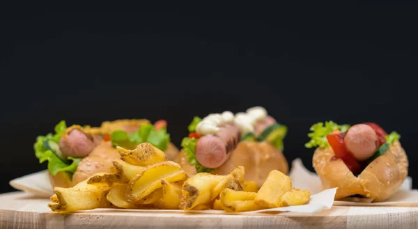 Verse Knapperige Diep Ontslagen Potato Chips Een Houten Plank Met — Stockfoto