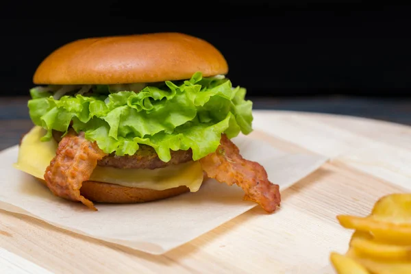 Heerlijke Cheeseburger Met Krokant Spek Lommerrijke Groene Sla Geserveerd Met — Stockfoto