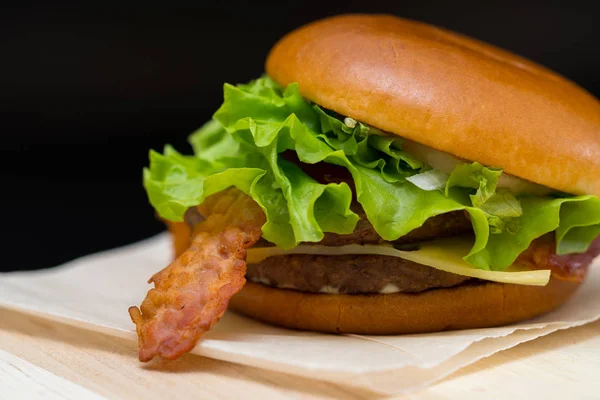 Sabroso Tocino Hamburguesa Con Queso Con Recorte Lechuga Una Servilleta —  Fotos de Stock