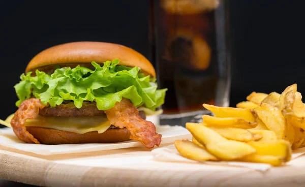 Almoço Bar Com Saboroso Cheeseburger Com Bacon Alface Servido Com — Fotografia de Stock