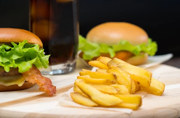 Gedeelte Van Diepe Gebakken Krokante Chips Geserveerd Met Een Hamburger — Stockfoto