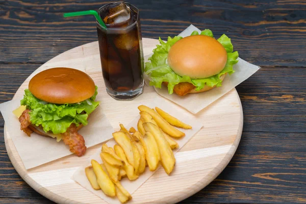 Dubbel Kaas Bacon Hamburgers Met Soda Franse Frietjes Geserveerd Een — Stockfoto