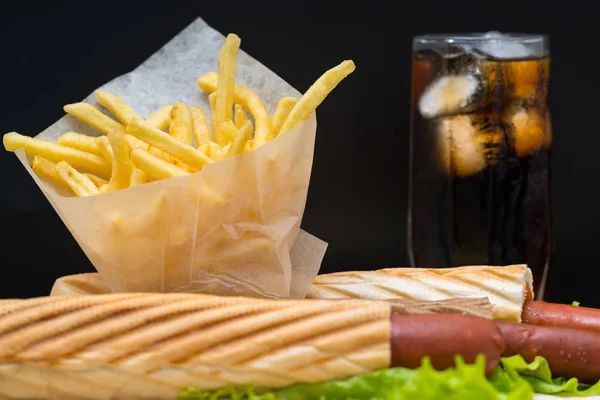 Frietjes Plastic Wrap Naast Hotdogs Gevuld Brood Top Van Sla — Stockfoto
