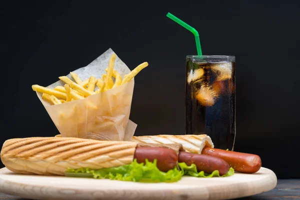 Hoge Frisdrank Met Ijs Hotdogs Verpakt Brood Sla Naast Frites — Stockfoto