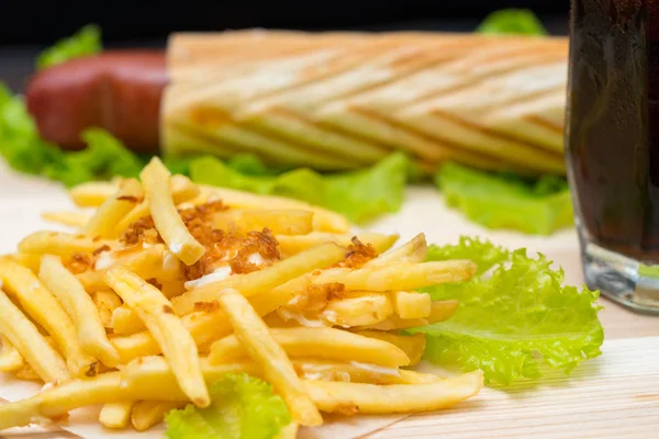 Patatine Fritte Dorate Croccanti Sottili Servite Con Hot Dog Ripieno — Foto Stock