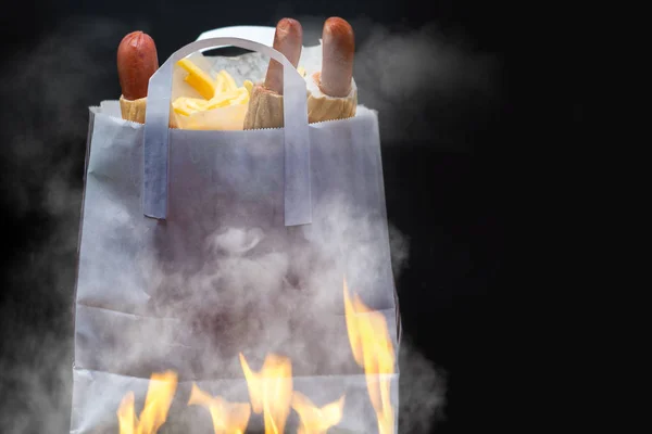 Hořící Bílý Pytel Drží Tři Hot Dogy Zabalený Chléb Sedí — Stock fotografie