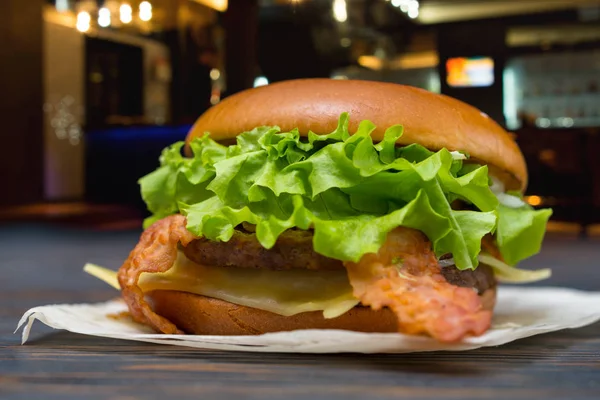 Lekkere Kaas Bacon Burger Met Verse Sla Trimmen Een Weergave — Stockfoto