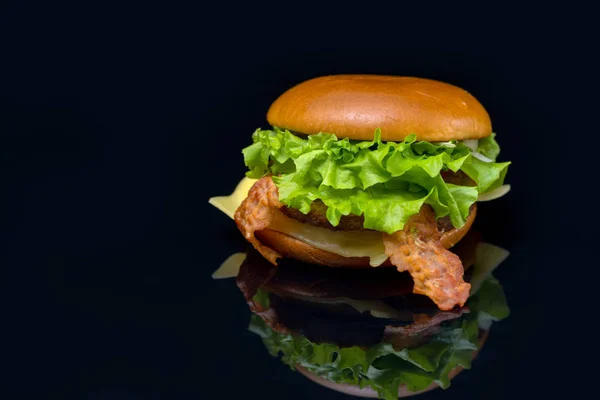 Gustoso Cheeseburger Bacon Fresco Una Superficie Nera Riflettente Con Spazio — Foto Stock