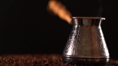 Küçük metal pota sıvı damlayan temizleyin