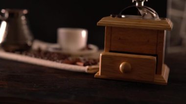 Beyaz Kupası ve gümüş pot kahve öğütücü