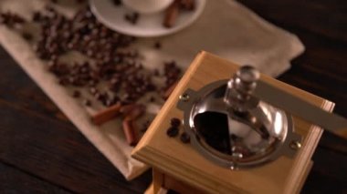 Yukarıdan aşağıya bir kahve değirmeni, fasulye, tarçın ve pot