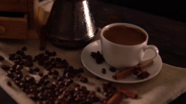 Kupa ve metal pot değirmeni yanındaki yakın çekim