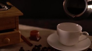 Ağır çekim gümüş bir pot kahve dökme