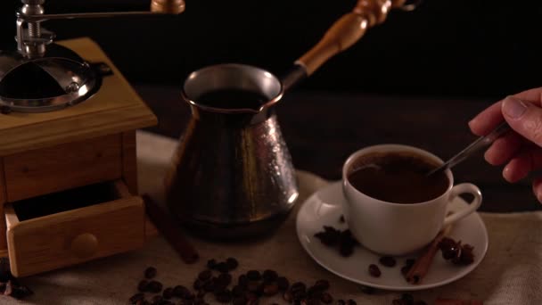 Bir fincan taze demlendi espresso karıştırma kişi — Stok video