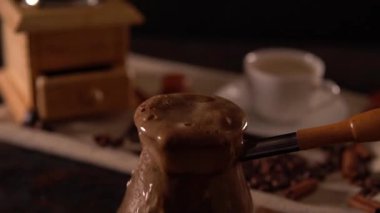 Üzerinde kaynar bir ocakta kahve