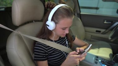 Kamera kız dokunarak telefon ekrandan uzaklaştırma