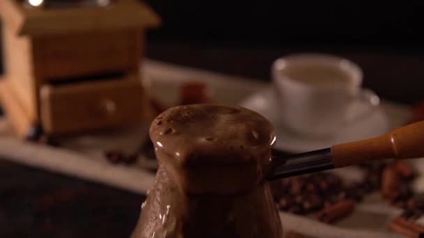 Pot koffie koken op een kachel — Stockvideo