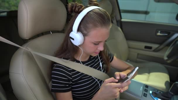 Câmera zoom para fora da menina tocando tela do telefone — Vídeo de Stock