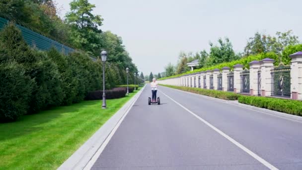 Femme chevauchant vers la caméra sur un Segway — Video