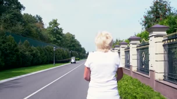 Femme chevauchant un transporteur personnel électrique — Video