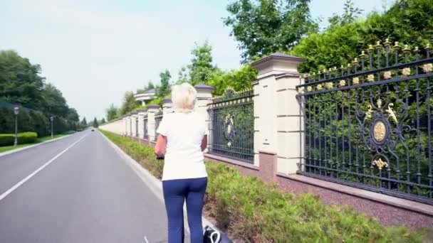 Frau fährt auf einem elektrischen Personentransporter — Stockvideo