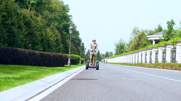 Mann fährt mit einem elektrischen Personentransporter — Stockvideo