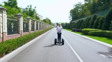 Kadın bir elektrik Kişisel taşıyıcı sürüş