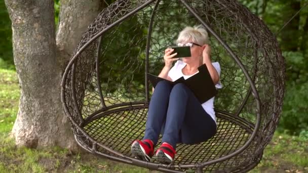 Femme en lunettes posant pour un selfie — Video