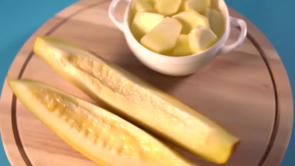 Tranches de melon frais tournant sur un carrousel — Video