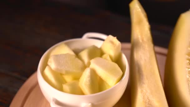 Couper le melon frais en dés dans un bol avec deux tranches — Video