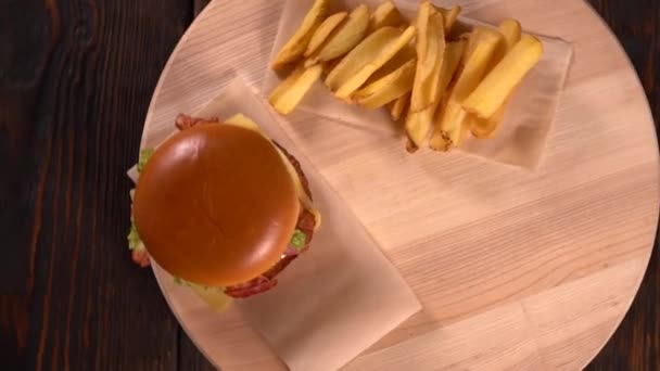 Cheeseburger i frytki smażone chipsy ziemniaczane — Wideo stockowe