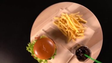 Çizburger, kızarmış patates kızartması ve kola