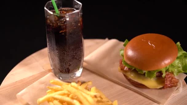 Cheeseburger, soda a hranolky — Stock video