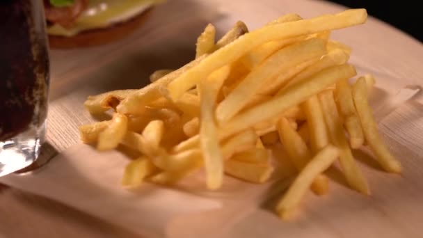 Servicio de papas fritas doradas crujientes — Vídeos de Stock