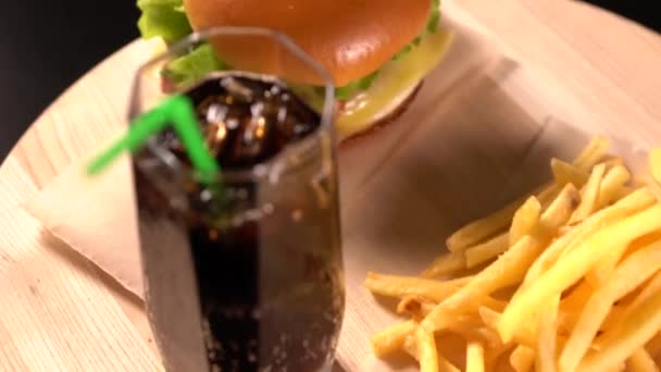 Vaso alto de coque helado con papas fritas — Vídeo de stock