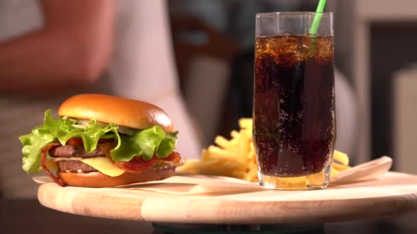 B e batatas fritas em um restaurante fast food — Vídeo de Stock