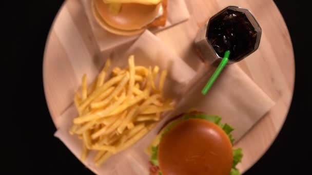 Hamburguesas dobles con papas fritas y refrescos — Vídeos de Stock