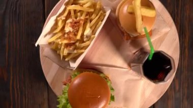 İki biftek burger bir porsiyon patates kızartması ile