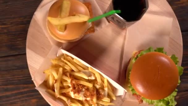 Dos hamburguesas de carne con papas fritas y coca — Vídeo de stock