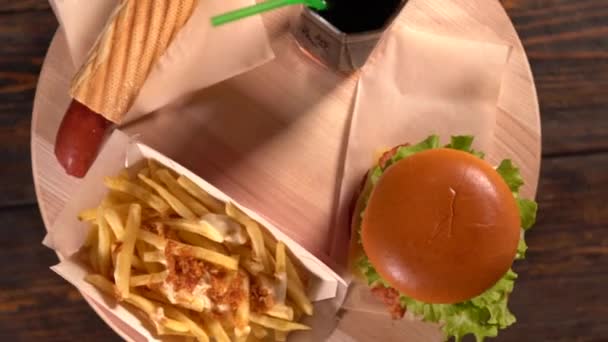 ポテトチップ、ホットドッグ、牛肉のハンバーガーとソーダ — ストック動画