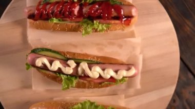 Çeşitli sosisli görünümünü döndürme