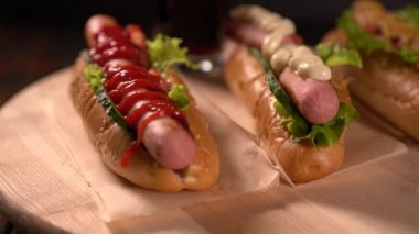 Çeşitli örtüler ile üç sosisli sandviç