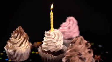 Bir Doğum günü partisi için dört dekoratif kek