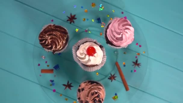 Four decorative iced cupcakes with spices — Stock Video