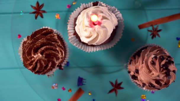 Ansicht von drei Cupcakes mit Gewürzen — Stockvideo
