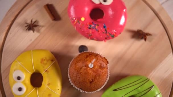 Colorful ring donuts with eyes — Stock Video