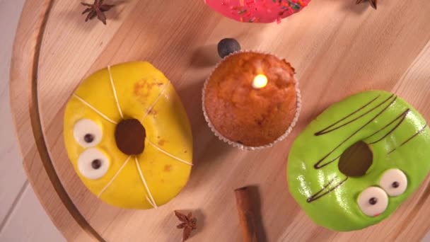 Coloridos donuts helados para una celebración de cumpleaños — Vídeos de Stock